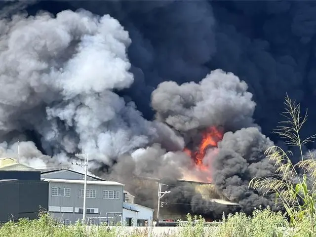 台媒：台南一家塑胶树脂工厂突发大火，窜出浓浓黑烟还夹杂爆炸声